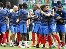 Francouzský tým pi rozcvice ped osmifinálovým duelem proti Irsku.