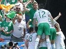 RADOST. Fotbalisté Irska slaví brzkou branku do sít Francie.