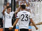 NMECKÁ RADOST. Julian Draxler (vlevo) pihrával, Mario Gomez pesn zakonoval.