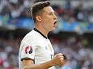 Nmecký záloník Julian Draxler slaví branku do sít Slovenska.