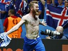 PEPITE DJINY. Islandský kapitán Aron Gunnarsson oslavuje postup do...