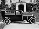 Masarykv prezidentský vz koda-Hispano-Suiza ped zámkem Lány