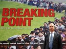 Nigel Farage pózuje ped plakátem, který kritizuje pístup EU k uprchlické...