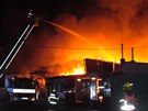 Požár zachvátil velký sklad textilu v ulici Matěje z Janova v Olomouci (25....