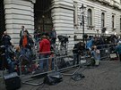 Novinái se scházejí ped sídlem premiéra Davida Camerona v Londýn (24. erven...