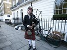 Skotský dudák hraje ped domem bývalého starosty Londýna a jedné z hlavních...