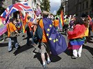 Úastník pochodu homosexuál s vlajkou Velké Británie a Evropské unie prochází...