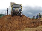 N�kladn� vozy se prod�raj� t�k�m ter�nem b�hem z�vodu truck trial v Ralsku.