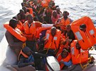 Migranti, které zachránila lo organizace MOAS u beh Libye (23. ervna 2016).