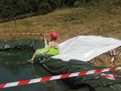 Stovky lidí se v Uherském Hraditi klouzaly po vodní skluzavce (25. ervna...