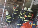 Sn�mek ze z�sahu hasi�� po z��cen� ��sti stropu v Prost�jov�. Vypro��ovali mu�e...