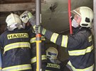 Sn�mek ze z�sahu hasi�� po z��cen� ��sti stropu v Prost�jov�. Vypro��ovali mu�e...