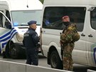 Policisté a vojáci zasahují u bruselského obchodního centra, kde mu vyhrooval...