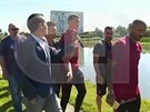 Cristiano Ronaldo zahodil reportérv mikrofon do jezera. (22. ervna 2016)
