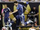 Lionel Messi uniká obránci Johnu Brooksovi v semifinále Copy América.