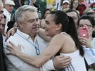 Jelena Isinbajevová pijímá gratulace od sekretáe ruské atletické federace...