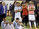 Smutní hrái Argentiny po finálové poráce Copy América s Chile. Uprosted dole...