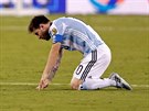 NA KOLENOU. Lionel Messi se stal nejlepím stelcem Argentiny v historii, svou...