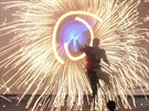 Oh�ov� a sv�teln� show p�i galave�eru festivalu Poln� v plamenech.