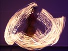 Oh�ov� a sv�teln� show p�i galave�eru festivalu Poln� v plamenech.