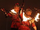 Oh�ov� a sv�teln� show p�i galave�eru festivalu Poln� v plamenech.