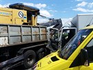 V Horních Poernicích v ulici Náchodská se srazily dva nákladní vozy...