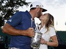 Dustin Johnson a jeho partnerka Paulina Gretzky po triumfu amerického golfisty...