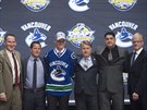 Pětka draftu NHL 2016 Olli Juolevi pózuje v dresu Vancouveru.