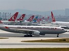 Letadla Turkish Airlines na Atatürkov letiti v Istanbulu.