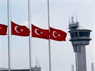 Turecké vlajky vlají na pl erdi u Atatürkova letit v Istanbulu.
