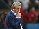 Zamylený trenér anglických fotbalist Roy Hodgson sleduje své svence bhem...