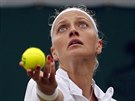 eská tenistka Petra Kvitová ve wimbledonském souboji s Rumunkou Soranou...