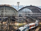 Praha Hlavní nádraí. Metrostav dokonuje rekonstrukci prosklené nádraní haly...