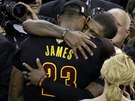 LeBron James a Kyrie Irving se objímají bhem prvních oslav clevelandského...