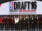 Hvzdy draftu NBA 2016 obklopují komisionáe Adama Silvera.