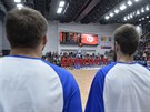 etí basketbalisté sledují soupee z Tuniska a naslouchají jeho hymn