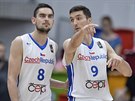 etí basketbalisté Tomá Satoranský (vlevo) a Jií Welsch si domlouvají akci.