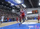eský basketbalista Jan Veselý smeuje v utkání s Tuniskem.