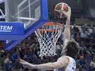 eský basketbalista Jan Veselý smeuje v pípravném zápase s Tuniskem.