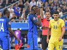 Francouzský záloník Paul Pogba (v modrém vpravo) v utkání proti Rumunsku