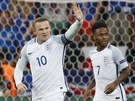 ZA ANGLII. Wayne Rooney slaví gól z penalty proti Islandu.