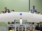 Píprava kídel pro test v rámci vývoje protypu elektrického letadla NASA X-57...