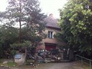 Nepo�ádek v okolí prodávaného domu. Sousedy si �lov�k vybírat nem��e. 