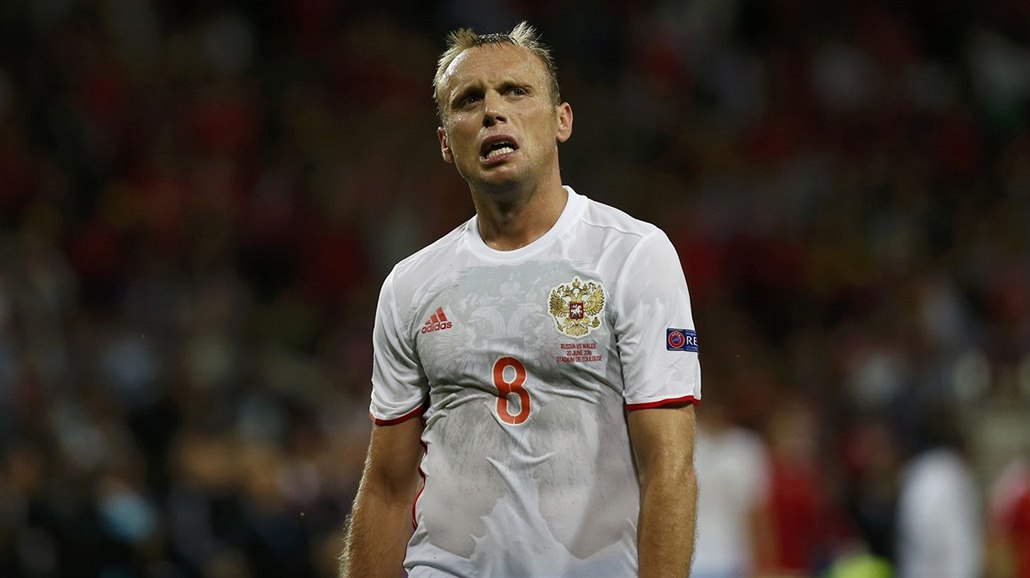 ZKLAMÁNÍ. Jeden z ruských fotbalist�, Denis Glu�akov, opou�tí h�i�t� po porá�ce...