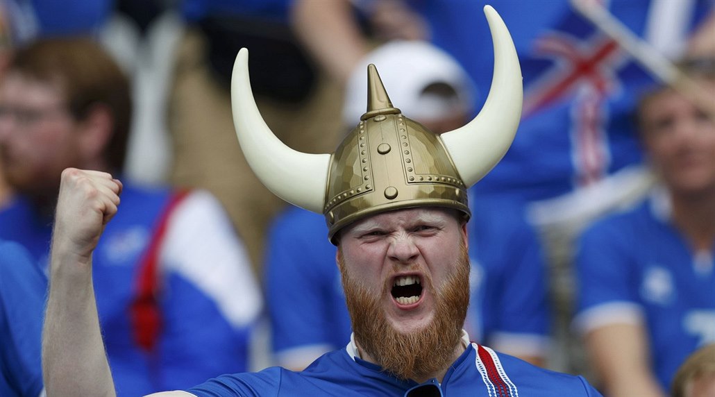 VIKING V HLEDI�TI. Fanou�ek Islandu p�ed posledním utkáním základní skupiny...