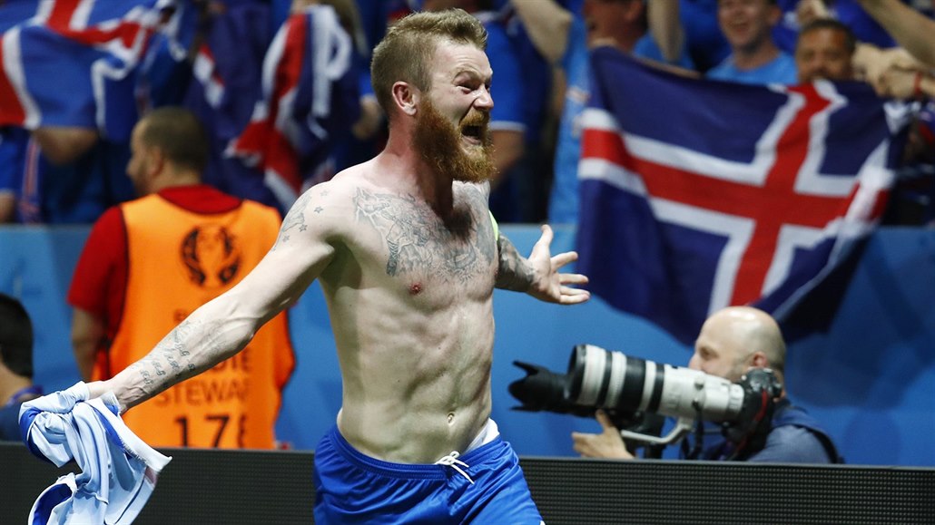P�EPI�TE D�JINY. Islandský kapitán Aron Gunnarsson oslavuje postup do...
