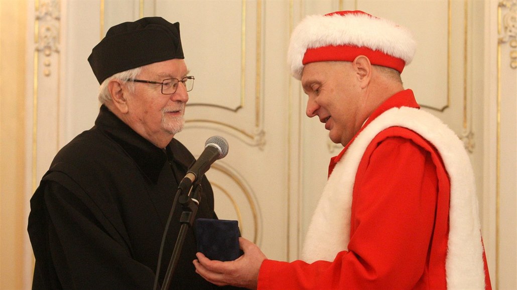Lubomír Dole�el (vlevo) v Olomouci p�ebírá �estný doktorát