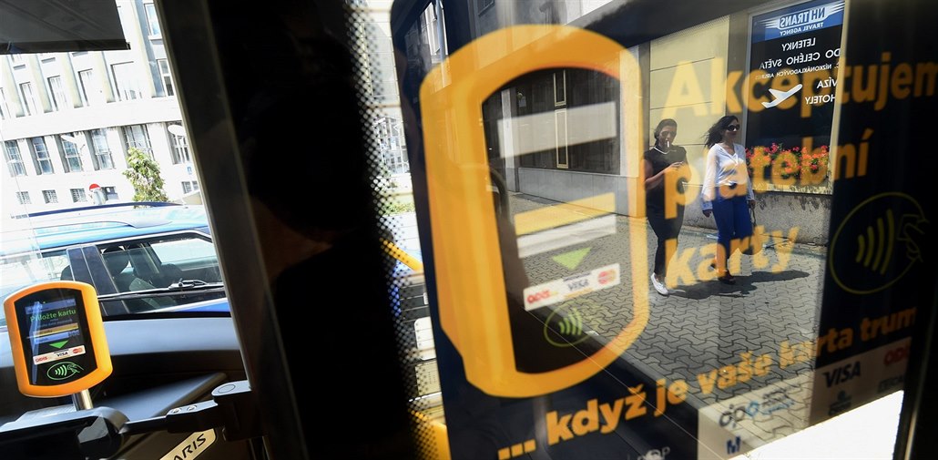 P�ilo�íte bezkontaktní platební kartu. A m��ete jezdit.