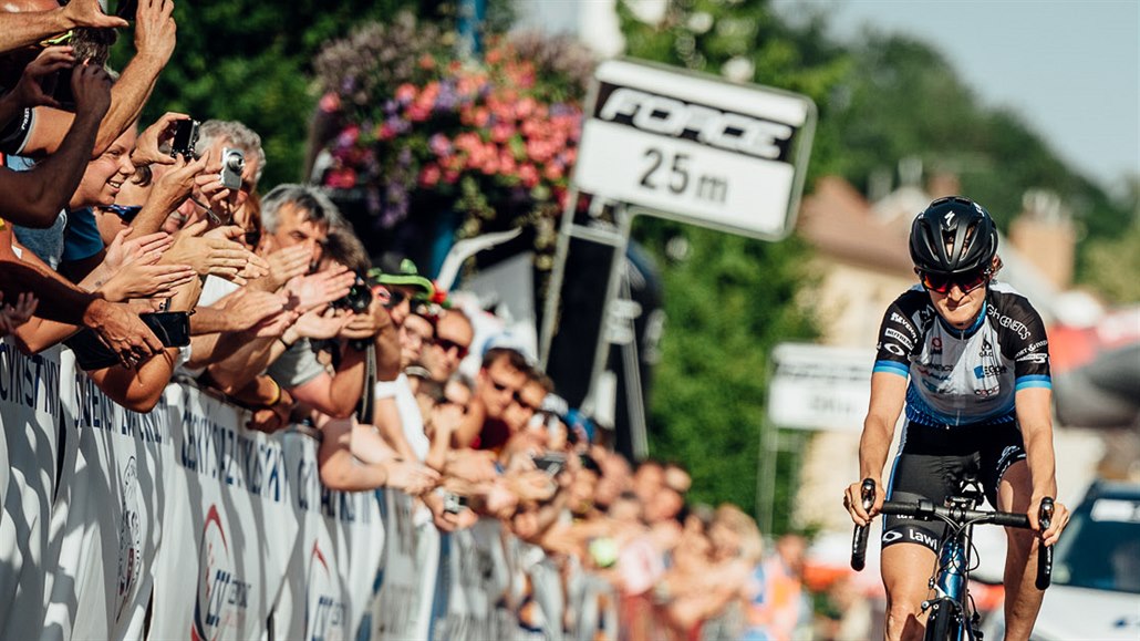 Martina Sáblíková si dojela pro �eský titul mezi cyklistkami v hromadném...