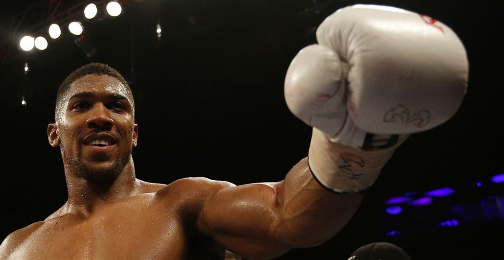 Britský boxer Anthony Joshua obhájil titul profesionálního mistra světa těžké...